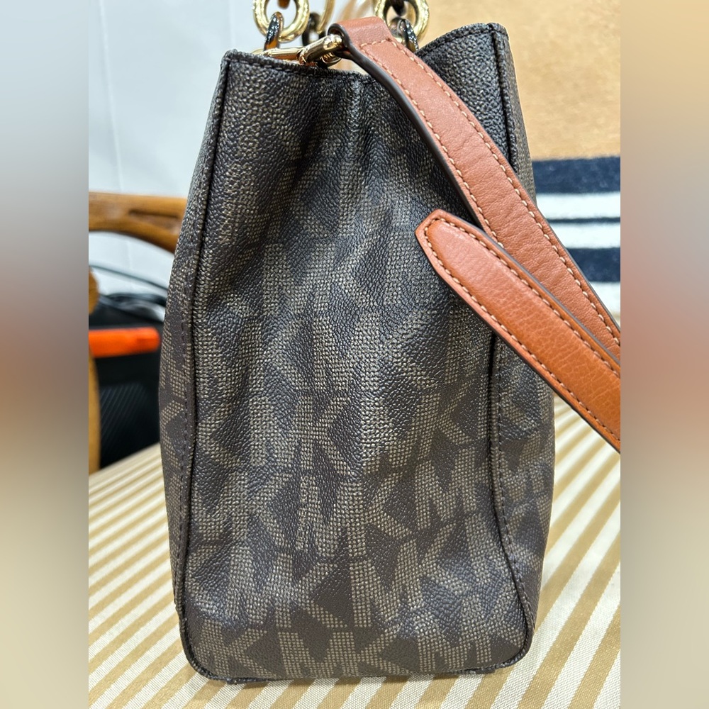 Michael Kors handbag/ adjustable crossbody - Picture 4 of 6